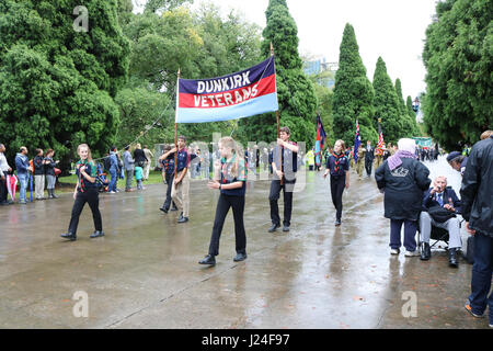 Melbourne, Australien. 25. April 2017. ANZAC Tag erinnert an den hundertsten Jahrestag der Landung in Gallipoli am 25. April 1915 von australischen und neuseeländischen Truppen (ANZACS) und zu Ehren, ex-Soldaten, die in früheren Konflikten Credit gekämpft: Amer Ghazzal/Alamy Live-Nachrichten Stockfoto