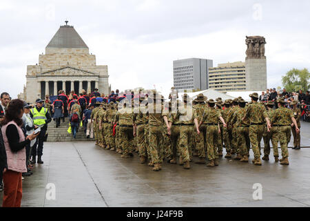 Melbourne, Australien. 25. April 2017. Australische jüngstere Söhne marschieren auf Anzac Tag erinnert an den hundertsten Jahrestag der Landung in Gallipoli am 25. April 1915 von australischen und neuseeländischen Truppen (ANZACS) und zu Ehren, ex-Soldaten kämpften in eine Konflikte Credit: Amer Ghazzal/Alamy Live-Nachrichten Stockfoto