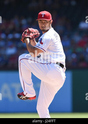 Arlington, Texas, USA. 23. April 2017. Yu Darvish (Rangers) MLB: Texas Rangers ab Krug Yu Darvish Stellplätze während der Major League Baseball Spiel gegen die Kansas City Royals im Globe Life Park in Arlington in Arlington, Texas, Vereinigte Staaten von Amerika. Bildnachweis: AFLO/Alamy Live-Nachrichten Stockfoto