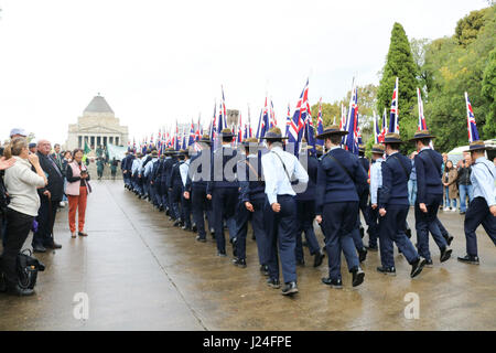 Melbourne Australien. 25. April 2017. Australische Soldaten Veteranen und veteran Verbände marschieren auf Anzac auf der Centenraty von der Landung in Gallipoli am 25. April 1915 von australischen und neuseeländischen Truppen (ANZACS) zu begehen und zu Ehren, ex-Soldaten, die in früheren Konflikten gekämpft Stockfoto