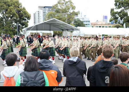 Melbourne Australien. 25. April 2017. Australische Soldaten Veteranen und veteran Verbände marschieren auf Anzac auf der Centenraty von der Landung in Gallipoli am 25. April 1915 von australischen und neuseeländischen Truppen (ANZACS) zu begehen und zu Ehren, ex-Soldaten, die in früheren Konflikten gekämpft Stockfoto