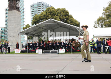 Melbourne Australien. 25. April 2017. Australische Soldaten Veteranen und veteran Verbände marschieren auf Anzac auf der Centenraty von der Landung in Gallipoli am 25. April 1915 von australischen und neuseeländischen Truppen (ANZACS) zu begehen und zu Ehren, ex-Soldaten, die in früheren Konflikten gekämpft Stockfoto