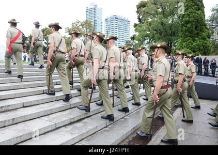 Melbourne Australien. 25. April 2017. Australische Soldaten Veteranen und veteran Verbände marschieren auf Anzac auf der Centenraty von der Landung in Gallipoli am 25. April 1915 von australischen und neuseeländischen Truppen (ANZACS) zu begehen und zu Ehren, ex-Soldaten, die in früheren Konflikten gekämpft Stockfoto