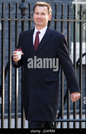 London, UK. 25. April 2017. Downing Street, London, 25. April 2017. Gesundheitsminister Jeremy Hunt besucht der wöchentlichen Kabinettssitzung in 10 Downing Street in London. Kredit: Kredit: Paul Davey/Alamy Live-Nachrichten Stockfoto