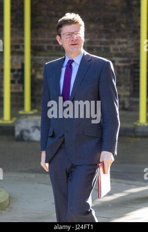 London, UK. 25. April 2017. Downing Street, London, 25. April 2017. Wirtschaftsminister Greg Clark besucht der wöchentlichen Kabinettssitzung in 10 Downing Street in London. Kredit: Kredit: Paul Davey/Alamy Live-Nachrichten Stockfoto