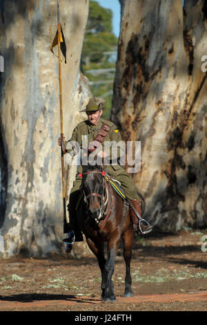 Guildford, Perth, Western Australia, Australien. 25. April 2017. Ein Reiter in die WW1 australische Armee uniform auf einem Pferd in der Livree des berühmten 10. Licht Pferd Regiment während ANZAC Day Service in Guildford, Western Australia vollausgestattenen gekleidet. Sheldon Levis/Alamy Live-Nachrichten Stockfoto