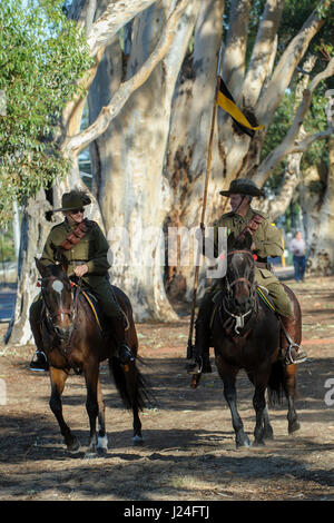 Guildford, Perth, Western Australia, Australien. 25. April 2017. Zwei Ridersr in der australischen Armee einheitliche Reitpferde in der Livree des berühmten 10. Licht Pferd Regiment während ANZAC Day Service in Guildford, Western Australia vollausgestattenen WW1 gekleidet. Sheldon Levis/Alamy Live-Nachrichten Stockfoto