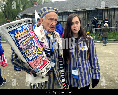 Oswiecim, Polen. 24. April 2017. Der Holocaust-Überlebenden, die Teilnahme der "internationalen Marsch der lebenden" von Auschwitz nach Birkenau, Edward Mosberg (91) und seine Enkelin Jordana (22) fotografiert in Oswiecim, Polen, 24. April 2017. Jordana trägt der Gefangene ihrer Großmutter. Die Nazis die ganze Familie Mosberg getötet, berichtet er. Foto: Sara Lemel/Dpa/Alamy Live News Stockfoto