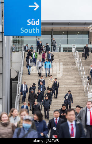 Hannover, Deutschland. 25. April 2017. Zahlreiche Besucher ins Messegelände über den südlichen Eingang auf der Hannovermesse ("Hannover Messe") 2017 in Hannover, 25. April 2017. 6.500 Aussteller auf der weltweit größten Industriemesse, der Hannover-Messe vom 24. bis 28. April 2017 erwartet. Das diesjährige partnering Land ist Polen. Foto: Silas Stein/Dpa/Alamy Live News Stockfoto