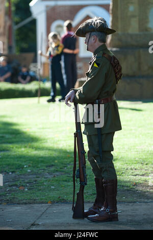 Guildford, Perth, Western Australia, Australien. 25. April 2017. Mann gekleidet in der australischen Armee WW1 10. Licht Pferd Regiment Uniform auf der Hut am ANZAC Day service in Guildford, Western Australia.    Sheldon Levis/Alamy Live-Nachrichten Stockfoto