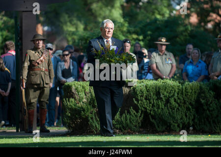 Guildford, Perth, Western Australia, Australien. 25. April 2017. Australischer Politiker Ken Wyatt AM, MP, tragen einen Blumenkranz am ANZAC Day Service in Guildford, Western Australia.    Sheldon Levis/Alamy Live-Nachrichten Stockfoto