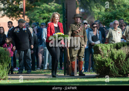 Guildford, Perth, Western Australia, Australien. 25. April 2017. Westlichen australischen Bundesstaat Politiker Michelle Roberts MLA, tragen einen Blumenkranz am ANZAC Day Service in Guildford, Western Australia.    Sheldon Levis/Alamy Live-Nachrichten Stockfoto