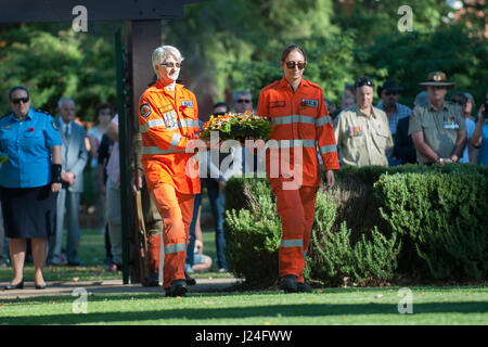 Guildford, Perth, Western Australia, Australien. 25. April 2017. Western Australian State Emergency Services (SES) freiwillige tragen Blumenkranz am ANZAC Day Service in Guildford, Western Australia.    Sheldon Levis/Alamy Live-Nachrichten Stockfoto