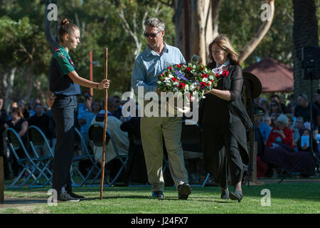 Guildford, Perth, Western Australia, Australien. 25. April 2017. Anwohner mit Blumenkranz am ANZAC Day Service in Guildford, Western Australia.    Sheldon Levis/Alamy Live-Nachrichten Stockfoto