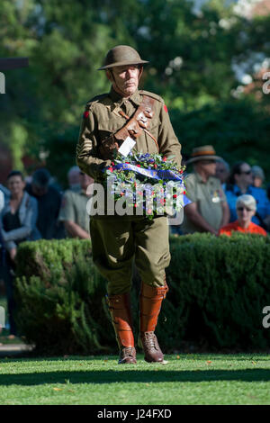 Guildford, Perth, Western Australia, Australien. 25. April 2017. Mann gekleidet in WW1 australische Armee uniform tragen einen Blumenkranz in den Dienst der ANZAC Day in Guildford, Western Australia.    Sheldon Levis/Alamy Live-Nachrichten Stockfoto