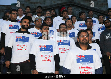 Melbourne Australien. 25. April 2017. Mitglieder der muslimischen Ahmaddiyya Gesellschaft an der Dämmerung an den Shrine of Remembrance in Melbourne tragen T-Shirts "Muslime für Treue" auf dem 102. Jahrestag der Landung in Gallipoli am 25. April 1915 von australischen und neuseeländischen Truppen (ANZACS) und zu Ehren, ex-Soldaten, die in früheren Konflikten gekämpft Stockfoto