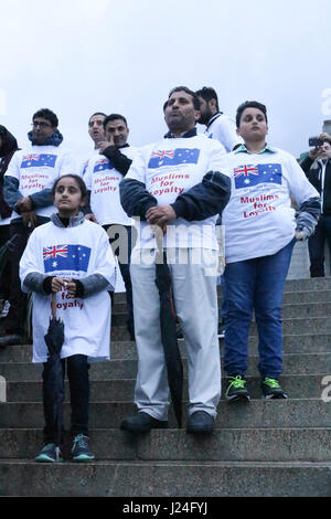 Melbourne Australien. 25. April 2017. Mitglieder der muslimischen Ahmaddiyya Gesellschaft an der Dämmerung an den Shrine of Remembrance in Melbourne tragen T-Shirts "Muslime für Treue" auf dem 102. Jahrestag der Landung in Gallipoli am 25. April 1915 von australischen und neuseeländischen Truppen (ANZACS) und zu Ehren, ex-Soldaten, die in früheren Konflikten gekämpft Stockfoto