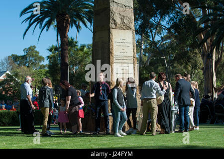 Guildford, Perth, Western Australia, Australien. 25. April 2017. Anwohner und Kinder versammeln sich um das Kriegerdenkmal Obelisk bei ANZAC Day in Guildford, Western Australia.    Sheldon Levis/Alamy Live-Nachrichten Stockfoto