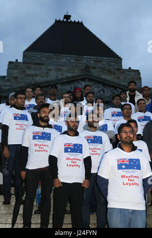 Melbourne Australien. 25. April 2017. Mitglieder der muslimischen Ahmaddiyya Gesellschaft an der Dämmerung an den Shrine of Remembrance in Melbourne tragen T-Shirts "Muslime für Treue" auf dem 102. Jahrestag der Landung in Gallipoli am 25. April 1915 von australischen und neuseeländischen Truppen (ANZACS) und zu Ehren, ex-Soldaten, die in früheren Konflikten gekämpft Stockfoto