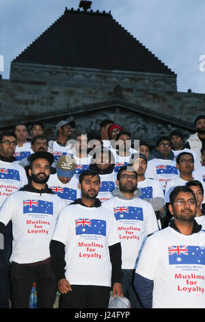 Melbourne Australien. 25. April 2017. Mitglieder der muslimischen Ahmaddiyya Gesellschaft an der Dämmerung an den Shrine of Remembrance in Melbourne tragen T-Shirts "Muslime für Treue" auf dem 102. Jahrestag der Landung in Gallipoli am 25. April 1915 von australischen und neuseeländischen Truppen (ANZACS) und zu Ehren, ex-Soldaten, die in früheren Konflikten gekämpft Stockfoto