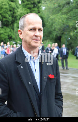 Melbourne Australien. 25. April 2017. Australischer Journalist Peter Greste, war Al Jazeera angestellt und 400 tagelang in einem Gefängnis in Kairo, ist bei den Anzac Gedenkfeiern in Melbourne Australien Credit gesichtet: Amer Ghazzal/Alamy Live-Nachrichten Stockfoto