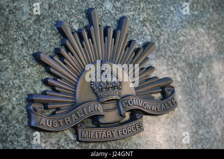 Hyde Park Corner, London, UK. 25. April 2017.  Kränze niedergelegt bei dem Australian War Memorial am Hyde Park Corner für Anzac Tag. Zu Ehren der 102.000 australischen Toten des ersten und zweiten Weltkrieg. Bildnachweis: Matthew Chattle/Alamy Live-Nachrichten Stockfoto