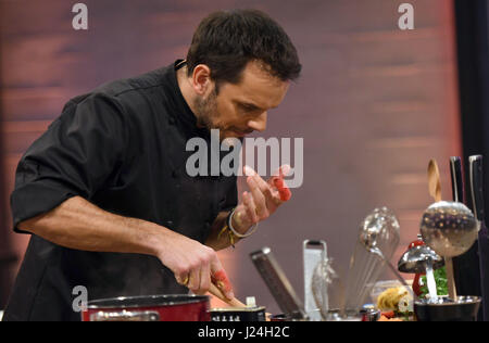 Köln, Deutschland. 26. März 2017. Zeigen Sie Koch Steffen Henssler, fotografiert während der Dreharbeiten das VOX TV kochen "Grill Den Henssler" in Köln, 26. März 2017. Die Show läuft vom 14. Mai 2017. Foto: Henning Kaiser/Dpa/Alamy Live News Stockfoto