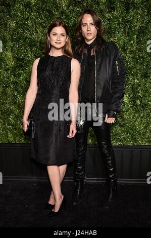 Bonnie Wright, Martin Cohn im Ankunftsbereich für Chanel 12. Tribeca Film Festival Künstler Jahresessen, Balthazar Restaurant, New York, NY 24. April 2017. Foto von: Steven Ferdman/Everett Collection Stockfoto