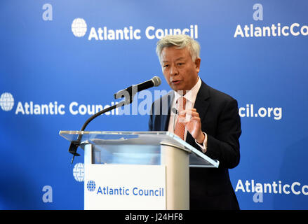 Washington, DC, USA. 24. April 2017. Jin Liqun, Präsident der asiatischen Infrastruktur Investment Bank (AIIB) hält eine Rede bei der Atlantic Council, ein Washingtoner Think Tank, in Washington, DC, USA, 24. April 2017. Als neue multilaterale internationale Institution konzentriert sich ausschließlich auf Infrastruktur dürften die AIIB eine Plattform für die Zusammenarbeit zwischen China und den Vereinigten Staaten, Jin Liqun, sagte am Montag. Bildnachweis: Yin Bogu/Xinhua/Alamy Live-Nachrichten Stockfoto