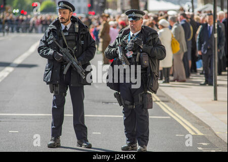 Kenotaph, Whitehall, London UK. 25. April 2017. ANZAC Day Zeremonie am Ehrenmal an der hohen Kommissare für Australien und Neuseeland, Köpfe der New Zealand & Australien Verteidigung Mitarbeiter, Botschafter und hohen Kommissare und Vertreter der britischen Regierung und Streitkräfte und Ex-Services-Organisationen. Bildnachweis: Malcolm Park/Alamy Live-Nachrichten. Stockfoto