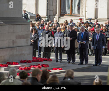 Kenotaph, Whitehall, London UK. 25. April 2017. ANZAC Day Zeremonie am Ehrenmal an der hohen Kommissare für Australien und Neuseeland, Köpfe der New Zealand & Australien Verteidigung Mitarbeiter, Botschafter und hohen Kommissare und Vertreter der britischen Regierung und Streitkräfte und Ex-Services-Organisationen. Bildnachweis: Malcolm Park/Alamy Live-Nachrichten. Stockfoto