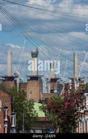 London, UK. 25. April 2017. Die Krane und Schornsteine Webstuhl über einen terrassenförmig angelegten Wohnstraße in Clapham alten Towmn-den Wiederaufbau des Battersea-Kraftwerk weiter Ion ein helles aber knackig Frühlingstag. London, 25. April 2017. Bildnachweis: Guy Bell/Alamy Live-Nachrichten Stockfoto