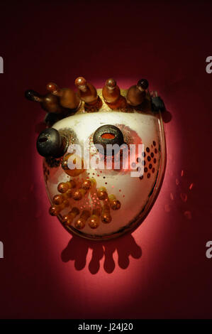 London, UK. 25. April 2017. "Schnuller-Maske (Schnuller Maske)", 1976, von Renate Bertlmann. Starten eines neuen Programms der Ausstellung bei Sotheby S | 2 Galerie, wo die Arbeit der Künstler, der auf dem Markt unterbewertet werden kann, sondern bleiben Kunst historisch wichtigsten und einflussreichsten, vorgestellt. 27 April bis 2. Juni werden die Werke von österreichischen Künstlern Renate Bertlmann und Maria Lassnig. Bildnachweis: Stephen Chung/Alamy Live-Nachrichten Stockfoto