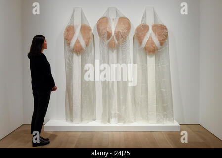 London, UK. 25. April 2017. Ein Mitarbeiter sieht 'Sterben Erlösung Meiner Schwestern (die Erlösung von My Sisters)', 1985, von Renate Bertlmann. Starten eines neuen Programms der Ausstellung bei Sotheby S | 2 Galerie, wo die Arbeit der Künstler, der auf dem Markt unterbewertet werden kann, sondern bleiben Kunst historisch wichtigsten und einflussreichsten, vorgestellt. 27 April bis 2. Juni werden die Werke von österreichischen Künstlern Renate Bertlmann und Maria Lassnig. Bildnachweis: Stephen Chung/Alamy Live-Nachrichten Stockfoto