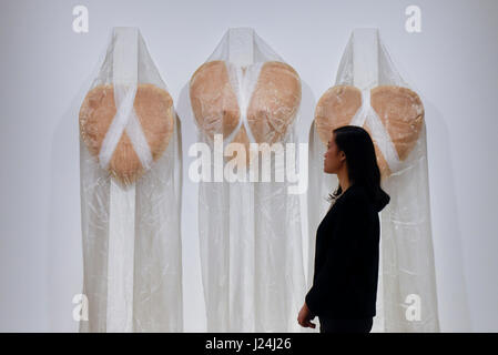 London, UK. 25. April 2017. Ein Mitarbeiter sieht 'Sterben Erlösung Meiner Schwestern (die Erlösung von My Sisters)', 1985, von Renate Bertlmann. Starten eines neuen Programms der Ausstellung bei Sotheby S | 2 Galerie, wo die Arbeit der Künstler, der auf dem Markt unterbewertet werden kann, sondern bleiben Kunst historisch wichtigsten und einflussreichsten, vorgestellt. 27 April bis 2. Juni werden die Werke von österreichischen Künstlern Renate Bertlmann und Maria Lassnig. Bildnachweis: Stephen Chung/Alamy Live-Nachrichten Stockfoto