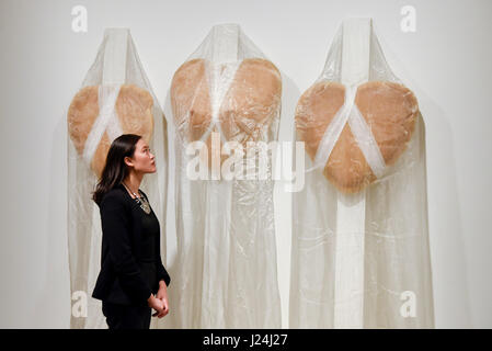 London, UK. 25. April 2017. Ein Mitarbeiter sieht 'Sterben Erlösung Meiner Schwestern (die Erlösung von My Sisters)', 1985, von Renate Bertlmann. Starten eines neuen Programms der Ausstellung bei Sotheby S | 2 Galerie, wo die Arbeit der Künstler, der auf dem Markt unterbewertet werden kann, sondern bleiben Kunst historisch wichtigsten und einflussreichsten, vorgestellt. 27 April bis 2. Juni werden die Werke von österreichischen Künstlern Renate Bertlmann und Maria Lassnig. Bildnachweis: Stephen Chung/Alamy Live-Nachrichten Stockfoto