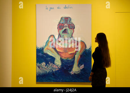 London, UK. 25. April 2017. Ein Mitarbeiter zeigt "Le Jeu Du Destin (The Game of Destiny)", 1999, von Maria Lassnig. Starten eines neuen Programms der Ausstellung bei Sotheby S | 2 Galerie, wo die Arbeit der Künstler, der auf dem Markt unterbewertet werden kann, sondern bleiben Kunst historisch wichtigsten und einflussreichsten, vorgestellt. 27 April bis 2. Juni werden die Werke von österreichischen Künstlern Renate Bertlmann und Maria Lassnig. Bildnachweis: Stephen Chung/Alamy Live-Nachrichten Stockfoto