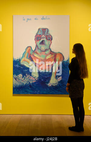 London, UK. 25. April 2017. Ein Mitarbeiter zeigt "Le Jeu Du Destin (The Game of Destiny)", 1999, von Maria Lassnig. Starten eines neuen Programms der Ausstellung bei Sotheby S | 2 Galerie, wo die Arbeit der Künstler, der auf dem Markt unterbewertet werden kann, sondern bleiben Kunst historisch wichtigsten und einflussreichsten, vorgestellt. 27 April bis 2. Juni werden die Werke von österreichischen Künstlern Renate Bertlmann und Maria Lassnig. Bildnachweis: Stephen Chung/Alamy Live-Nachrichten Stockfoto