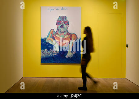 London, UK. 25. April 2017. Ein Mitarbeiter zeigt "Le Jeu Du Destin (The Game of Destiny)", 1999, von Maria Lassnig. Starten eines neuen Programms der Ausstellung bei Sotheby S | 2 Galerie, wo die Arbeit der Künstler, der auf dem Markt unterbewertet werden kann, sondern bleiben Kunst historisch wichtigsten und einflussreichsten, vorgestellt. 27 April bis 2. Juni werden die Werke von österreichischen Künstlern Renate Bertlmann und Maria Lassnig. Bildnachweis: Stephen Chung/Alamy Live-Nachrichten Stockfoto