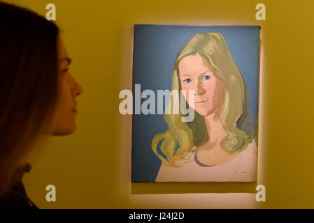 London, UK. 25. April 2017. Ein Mitarbeiter Mitglied Ansichten "Ohne Titel (Roswitha Avalon), (Untitled (Roswitha Avalon)", 1971, von Maria Lassnig. Starten eines neuen Programms der Ausstellung bei Sotheby S | 2 Galerie, wo die Arbeit der Künstler, der auf dem Markt unterbewertet werden kann, sondern bleiben Kunst historisch wichtigsten und einflussreichsten, vorgestellt. 27 April bis 2. Juni werden die Werke von österreichischen Künstlern Renate Bertlmann und Maria Lassnig. Bildnachweis: Stephen Chung/Alamy Live-Nachrichten Stockfoto