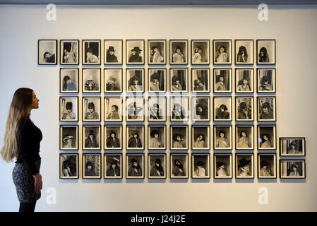 London, UK. 25. April 2017. Ein Mitarbeiter Mitglied Ansichten "Ohne Titel (Roswitha Avalon), (Untitled (Roswitha Avalon)", 1971, von Maria Lassnig. Starten eines neuen Programms der Ausstellung bei Sotheby S | 2 Galerie, wo die Arbeit der Künstler, der auf dem Markt unterbewertet werden kann, sondern bleiben Kunst historisch wichtigsten und einflussreichsten, vorgestellt. 27 April bis 2. Juni werden die Werke von österreichischen Künstlern Renate Bertlmann und Maria Lassnig. Bildnachweis: Stephen Chung/Alamy Live-Nachrichten Stockfoto