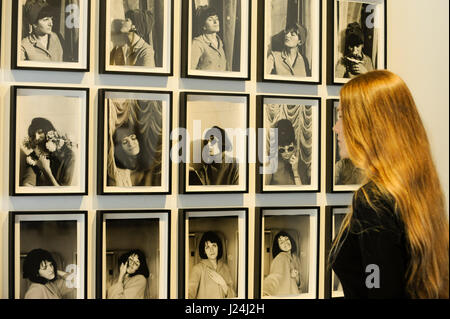 London, UK. 25. April 2017. Ein Mitarbeiter Mitglied Ansichten "Ohne Titel (Roswitha Avalon), (Untitled (Roswitha Avalon)", 1971, von Maria Lassnig. Starten eines neuen Programms der Ausstellung bei Sotheby S | 2 Galerie, wo die Arbeit der Künstler, der auf dem Markt unterbewertet werden kann, sondern bleiben Kunst historisch wichtigsten und einflussreichsten, vorgestellt. 27 April bis 2. Juni werden die Werke von österreichischen Künstlern Renate Bertlmann und Maria Lassnig. Bildnachweis: Stephen Chung/Alamy Live-Nachrichten Stockfoto