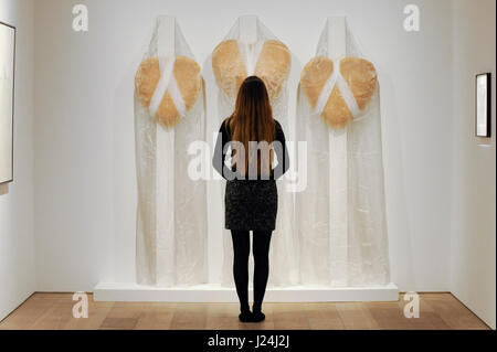 London, UK. 25. April 2017. Ein Mitarbeiter sieht 'Sterben Erlösung Meiner Schwestern (die Erlösung von My Sisters)', 1985, von Renate Bertlmann. Starten eines neuen Programms der Ausstellung bei Sotheby S | 2 Galerie, wo die Arbeit der Künstler, der auf dem Markt unterbewertet werden kann, sondern bleiben Kunst historisch wichtigsten und einflussreichsten, vorgestellt. 27 April bis 2. Juni werden die Werke von österreichischen Künstlern Renate Bertlmann und Maria Lassnig. Bildnachweis: Stephen Chung/Alamy Live-Nachrichten Stockfoto