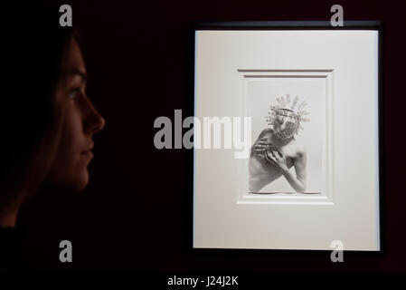 London, UK. 25. April 2017. Ein Mitarbeiter Mitglied Ansichten ' Zärtliche Pantomimen. Pantomime Schnuller-Tanz (zart Pantomimen. Pantomime Pacificer Tanz) ", 1976, von Renate Bertlmann. Starten eines neuen Programms der Ausstellung bei Sotheby S | 2 Galerie, wo die Arbeit der Künstler, der auf dem Markt unterbewertet werden kann, sondern bleiben Kunst historisch wichtigsten und einflussreichsten, vorgestellt. 27 April bis 2. Juni werden die Werke von österreichischen Künstlern Renate Bertlmann und Maria Lassnig. Bildnachweis: Stephen Chung/Alamy Live-Nachrichten Stockfoto