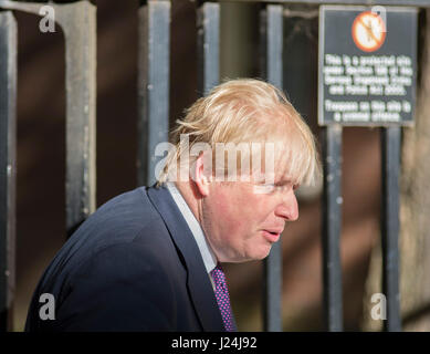 Downing Street, London, UK. 25. April 2017. Außenminister Boris Johnson kommt für Dienstag Kabinettssitzung. Bildnachweis: Malcolm Park/Alamy Live-Nachrichten. Stockfoto