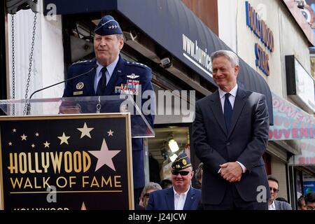 Kommandant, Air Force Global Strike Command, Barksdale Air Force Base, gen Robin Rand, Gary Sinise bei der Induktion Zeremonie für Stern auf dem Hollywood Walk of Fame für Gary Sinise, Hollywood Boulevard, Los Angeles, CA 17. April 2017. Foto von: Priscilla Grant/Everett Collection Stockfoto