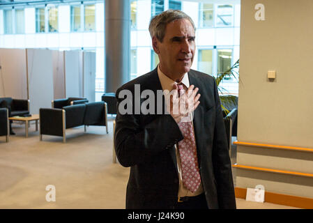 Brüssel, Belgien. 25. April 2017. Michael Ignatieff, Rektor der CEU während der Konferenz über die Zukunft von der Central European University im Europäischen Parlament Hauptquartier in Brüssel, Belgien auf 25.04.2017 von Wiktor Dabkowski Credit: Wiktor Dabkowski/ZUMA Draht/Alamy Live News Stockfoto