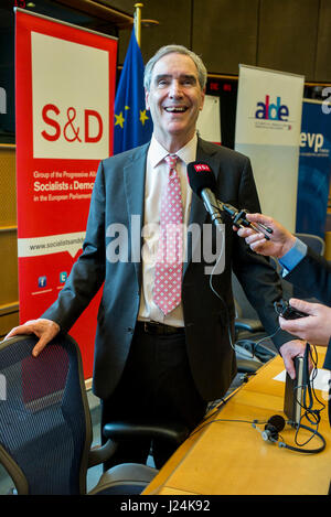 Brüssel, Belgien. 25. April 2017. Michael Ignatieff, Rektor der CEU während der Konferenz über die Zukunft von der Central European University im Europäischen Parlament Hauptquartier in Brüssel, Belgien auf 25.04.2017 von Wiktor Dabkowski Credit: Wiktor Dabkowski/ZUMA Draht/Alamy Live News Stockfoto