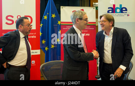 Michael Ignatieff, Rektor der CEU Gespräche mit Guy Verhofstadt Präsident der ALDE-Fraktion (R) und Gianni Pitella Präsident der Sozialisten während der Konferenz über die Zukunft von der Central European University im Europäischen Parlament am Hauptsitz in Brüssel, Belgien auf 25.04.2017 von Wiktor Dabkowski | weltweite Nutzung Stockfoto