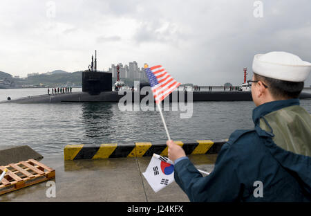 Philippinensee. 24. April 2017. Die US Navy Ohio-Klasse geführt-Rakete in einen Hafen zur u-Boot USS Michigan kommt liefert 24. April 2017 in Busan, Südkorea. Die Michigan ist mit 150 Tomahawk-Raketen bewaffnet und zahlt einen Hafen-Besuch in Südkorea als Spannungen zwischen den USA und Nordkorea steigen weiter. Bildnachweis: Planetpix/Alamy Live-Nachrichten Stockfoto